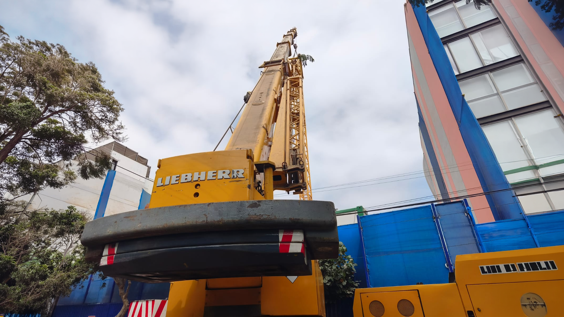 Manco Cápac toma altura: FOVIPOL instala torre grúa en proyecto inmobiliario de Miraflores