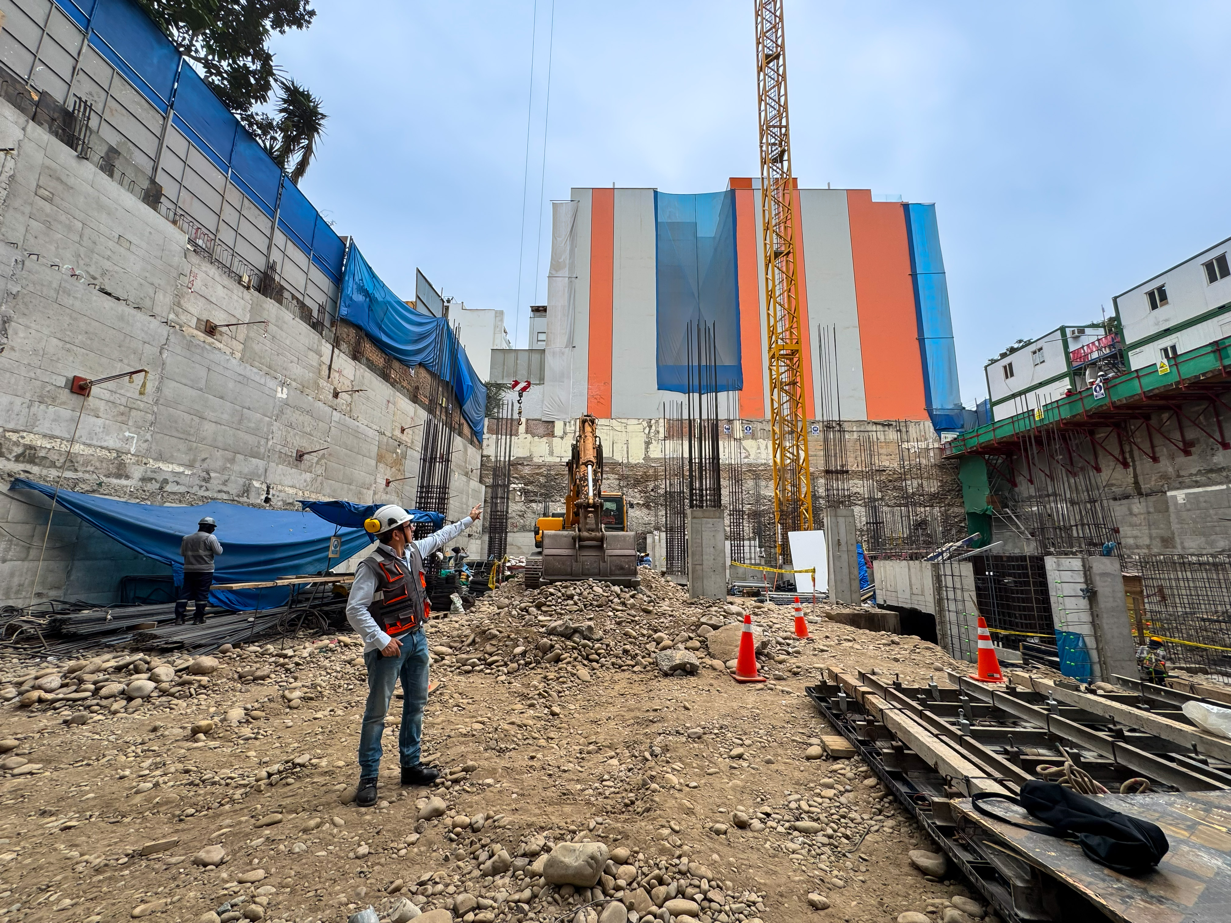 Manco Cápac toma altura: FOVIPOL instala torre grúa en proyecto inmobiliario de Miraflores