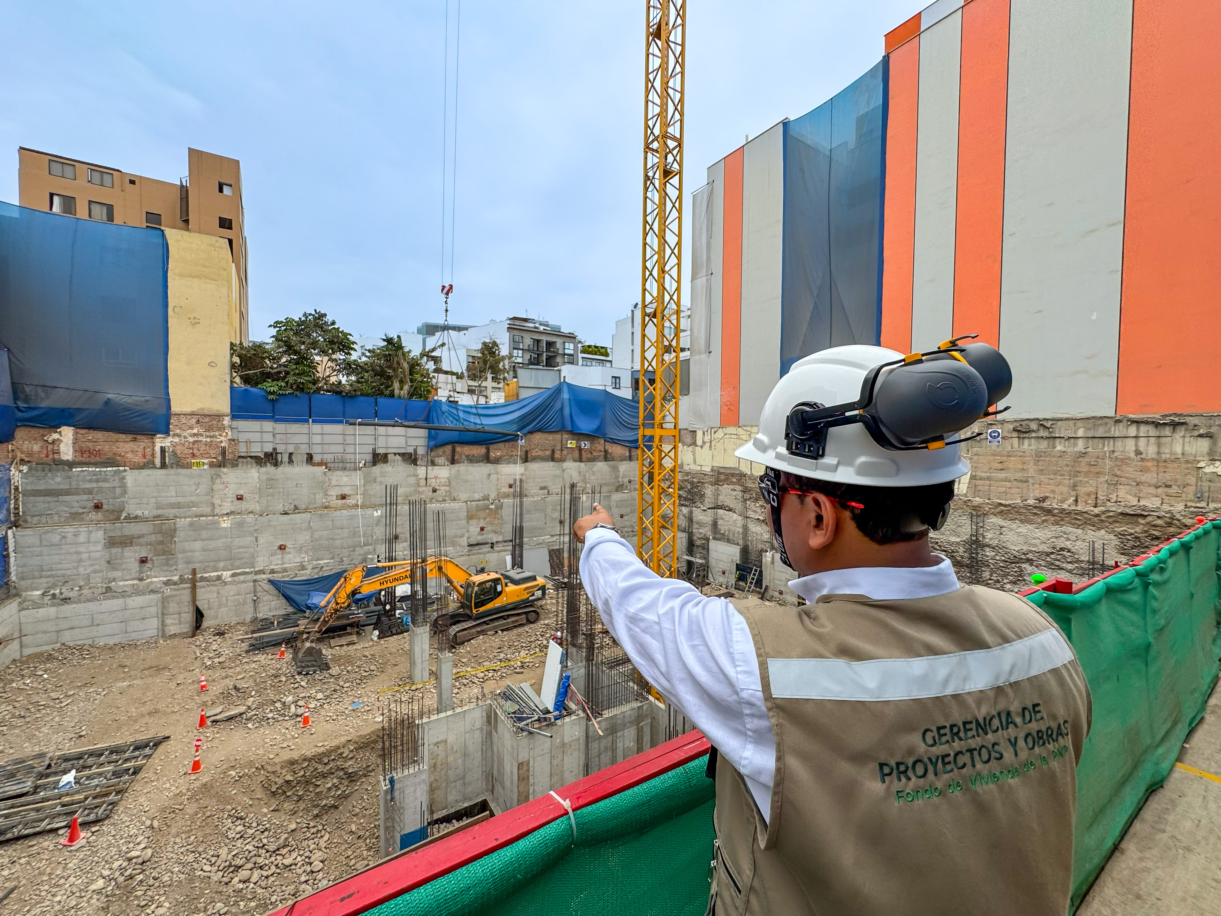 Manco Cápac toma altura: FOVIPOL instala torre grúa en proyecto inmobiliario de Miraflores
