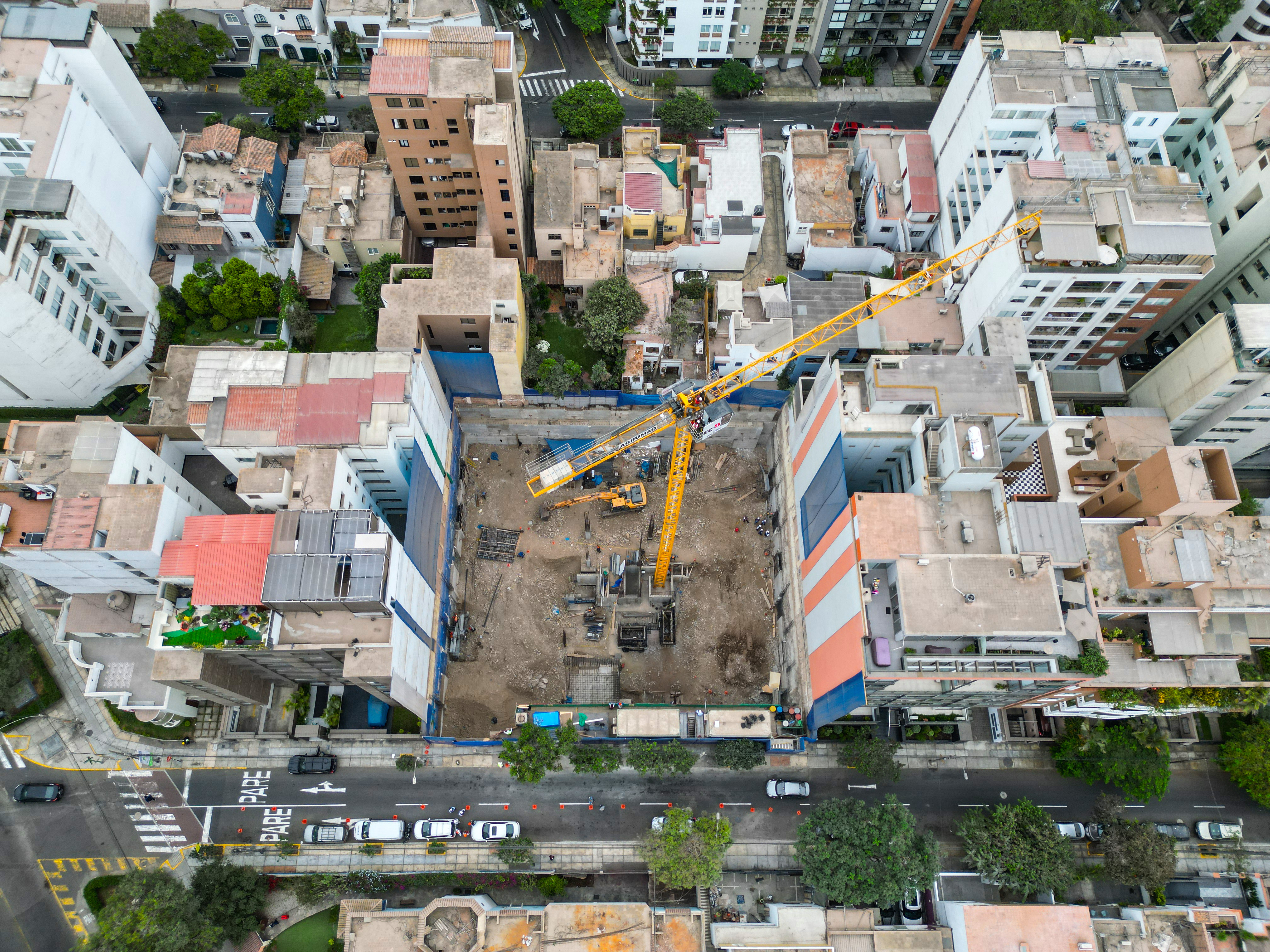 Manco Cápac toma altura: FOVIPOL instala torre grúa en proyecto inmobiliario de Miraflores