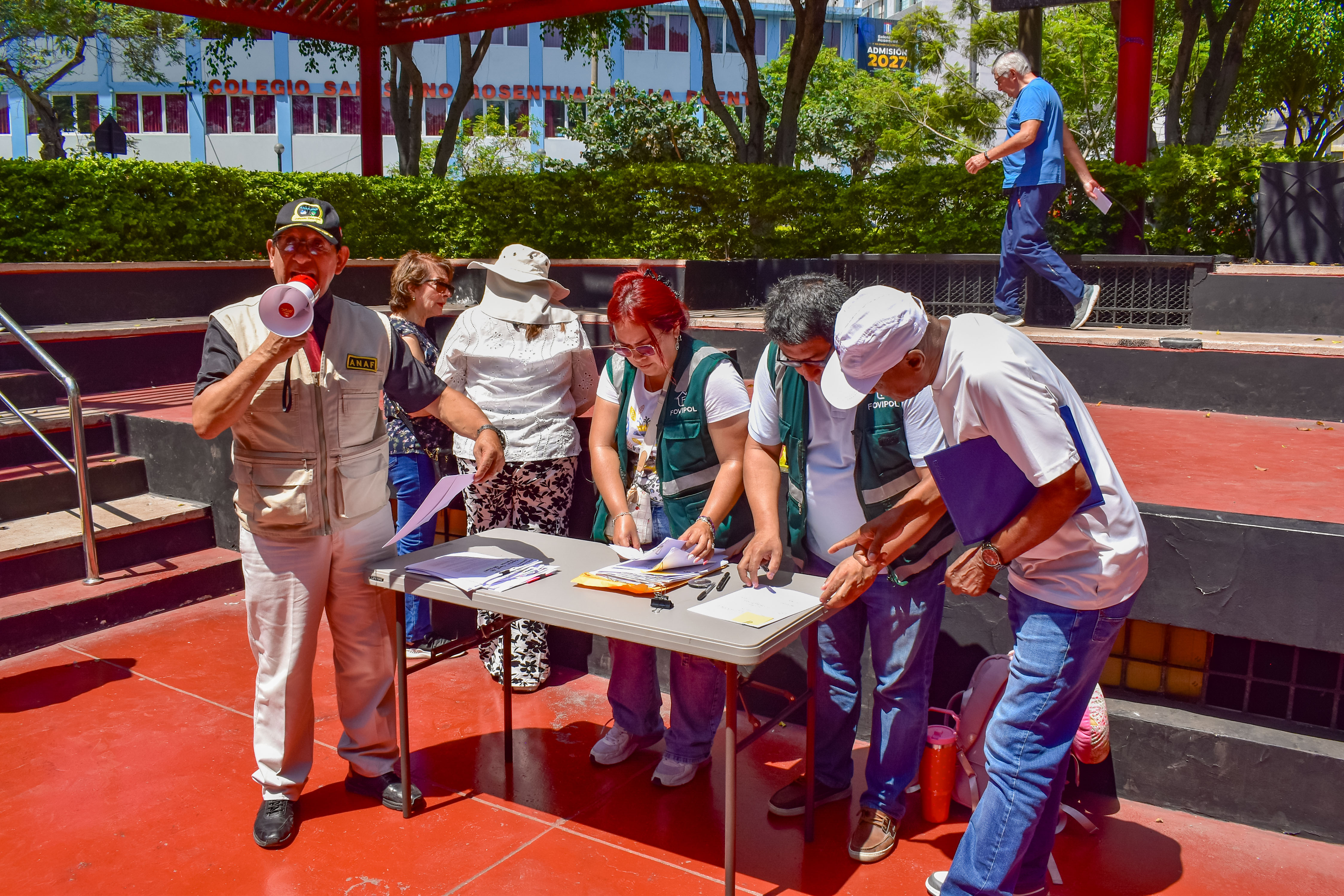 Más de 30 miembros de la ANAF firman minutas de vivienda durante jornada organizada por FOVIPOL en la plaza Túpac Amaru