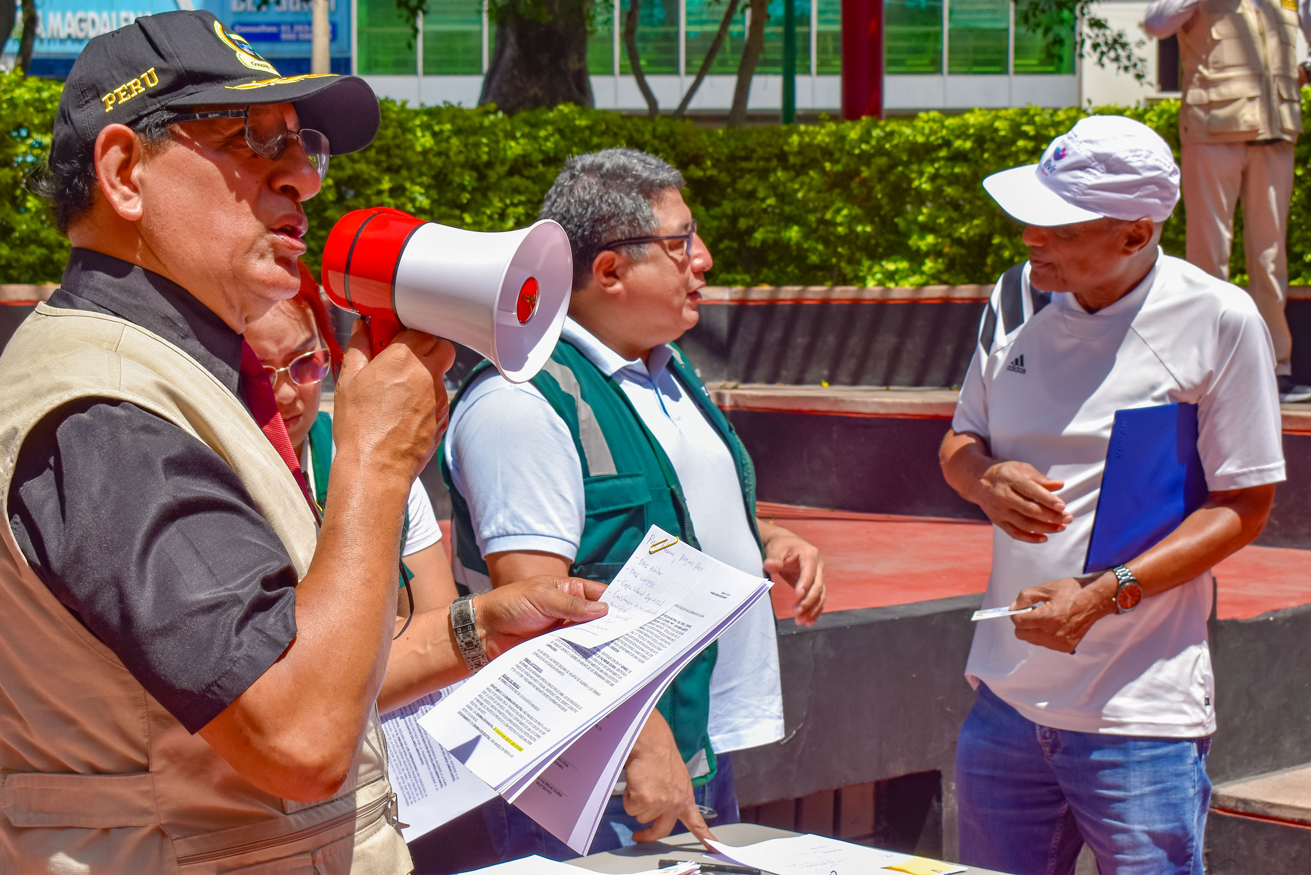 Más de 30 miembros de la ANAF firman minutas de vivienda durante jornada organizada por FOVIPOL en la plaza Túpac Amaru