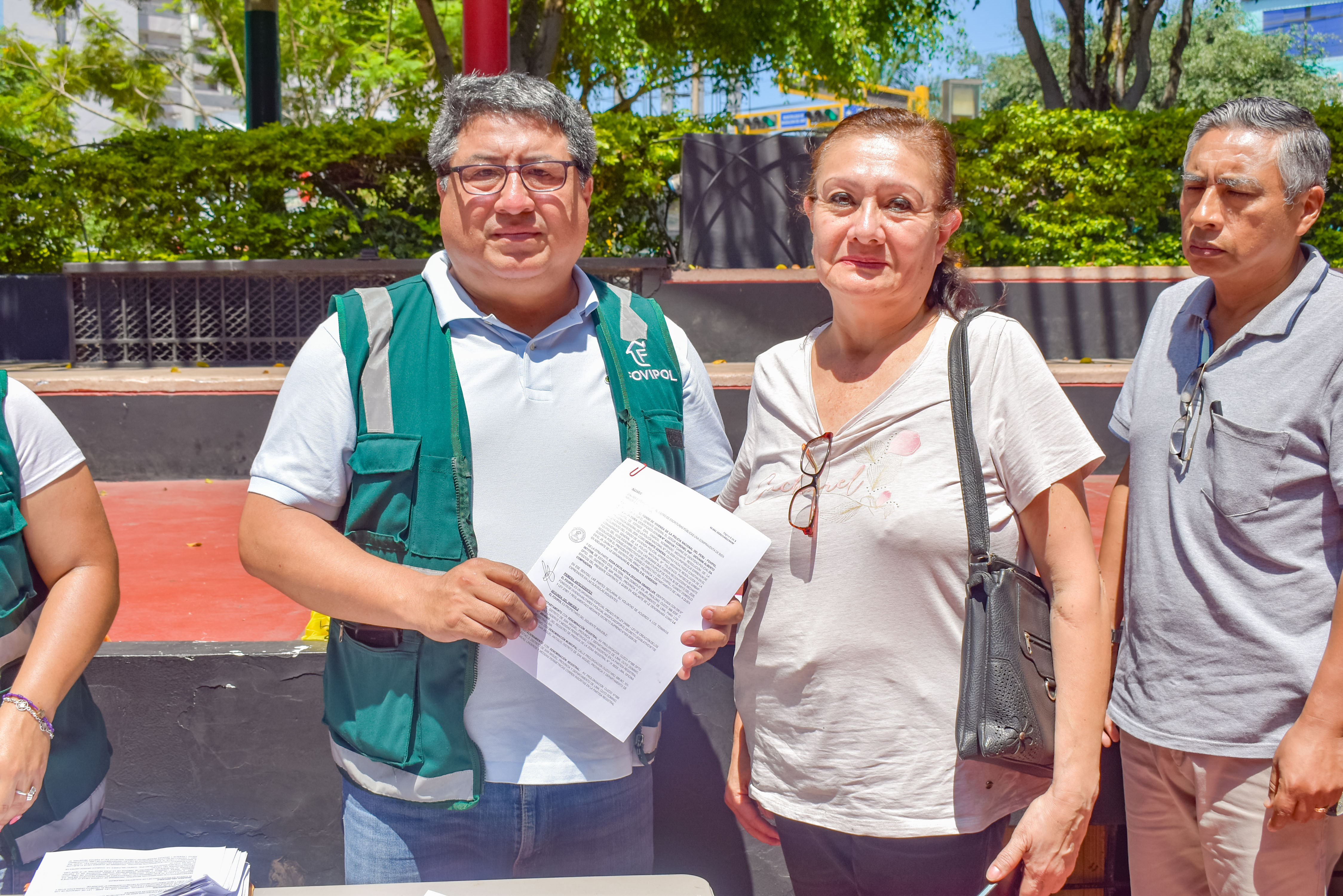 Más de 30 miembros de la ANAF firman minutas de vivienda durante jornada organizada por FOVIPOL en la plaza Túpac Amaru