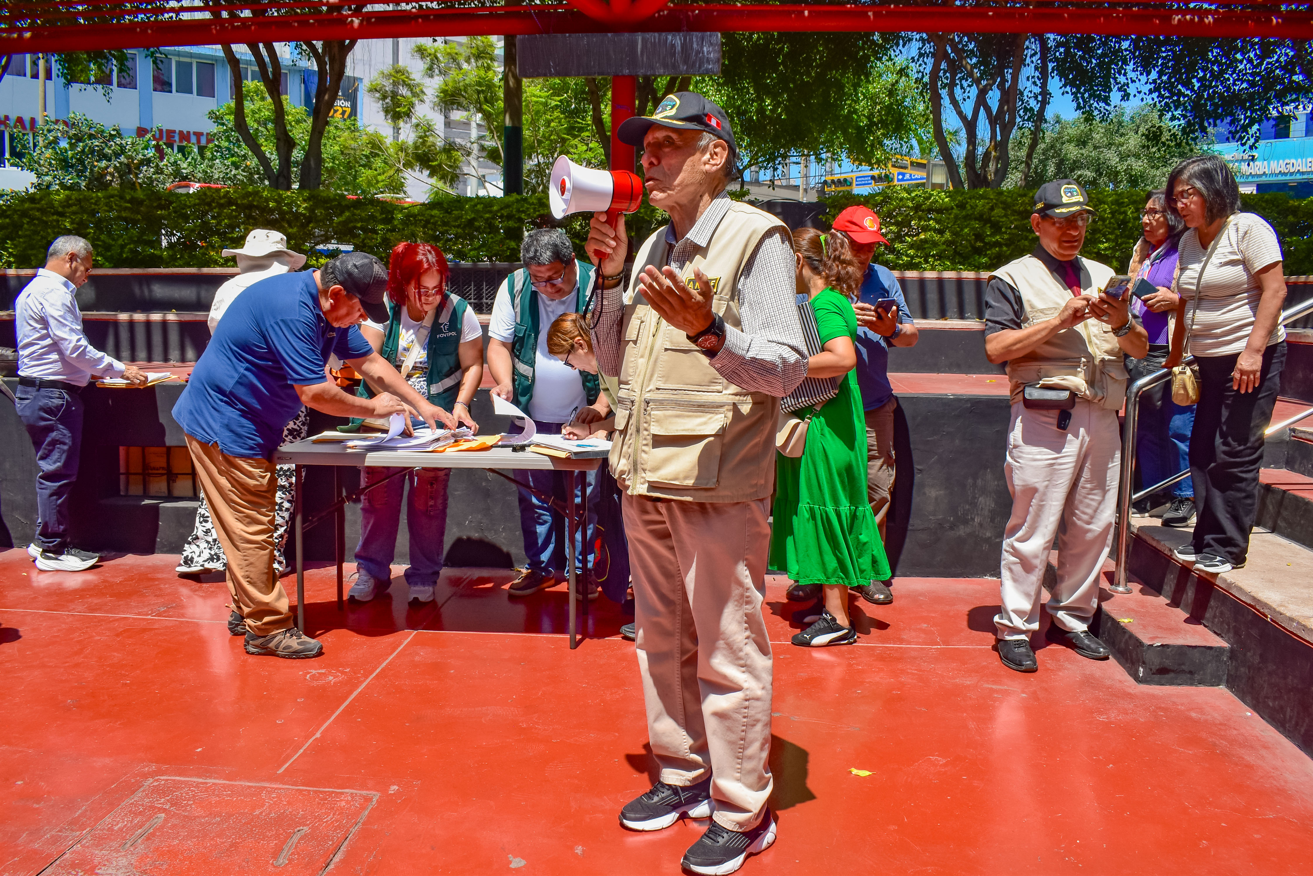 Más de 30 miembros de la ANAF firman minutas de vivienda durante jornada organizada por FOVIPOL en la plaza Túpac Amaru