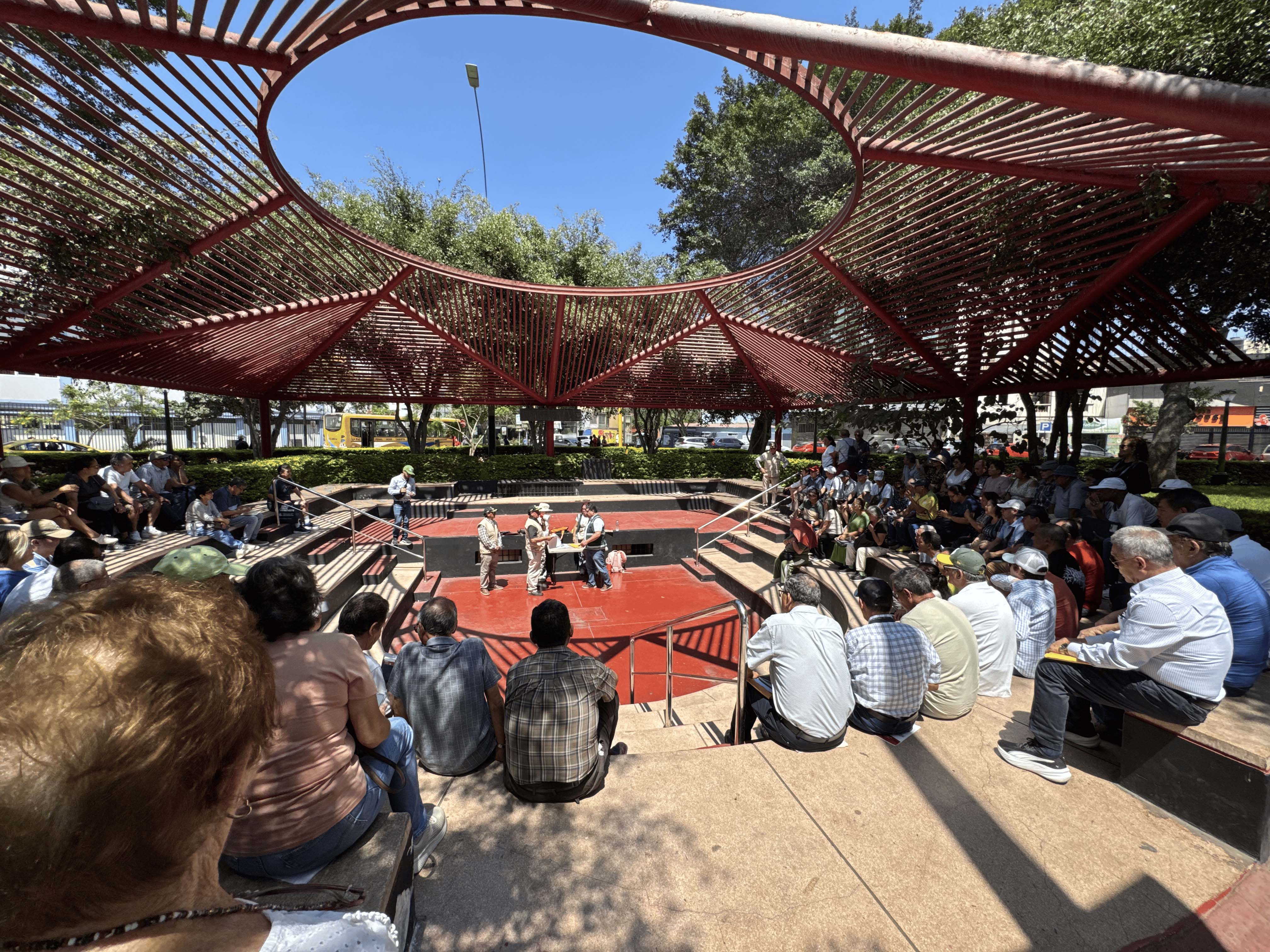 Más de 30 miembros de la ANAF firman minutas de vivienda durante jornada organizada por FOVIPOL en la plaza Túpac Amaru